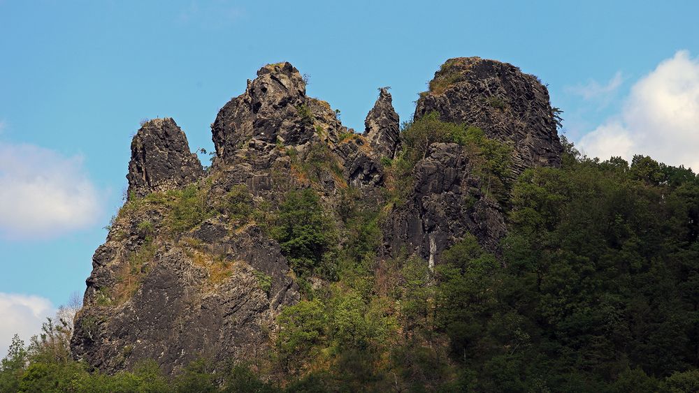 Der Sperlingstein, Vrabinec erhebt sich rechtseitig der Labe (Elbe) und ist 350 m hoch