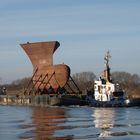 Der Spezialschleppverband auf dem Nord-Ostsee-Kanal von hinten