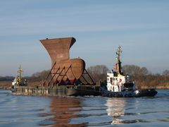 Der Spezialschleppverband auf dem Nord-Ostsee-Kanal von hinten