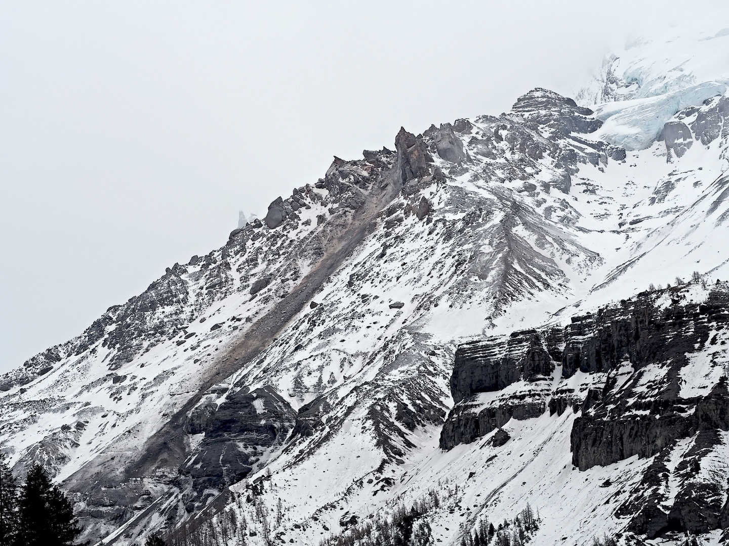 Der "Spitze Stein" in Kandersteg! 2. Foto - La Pointe en forme de dent est tombée ce matin même...