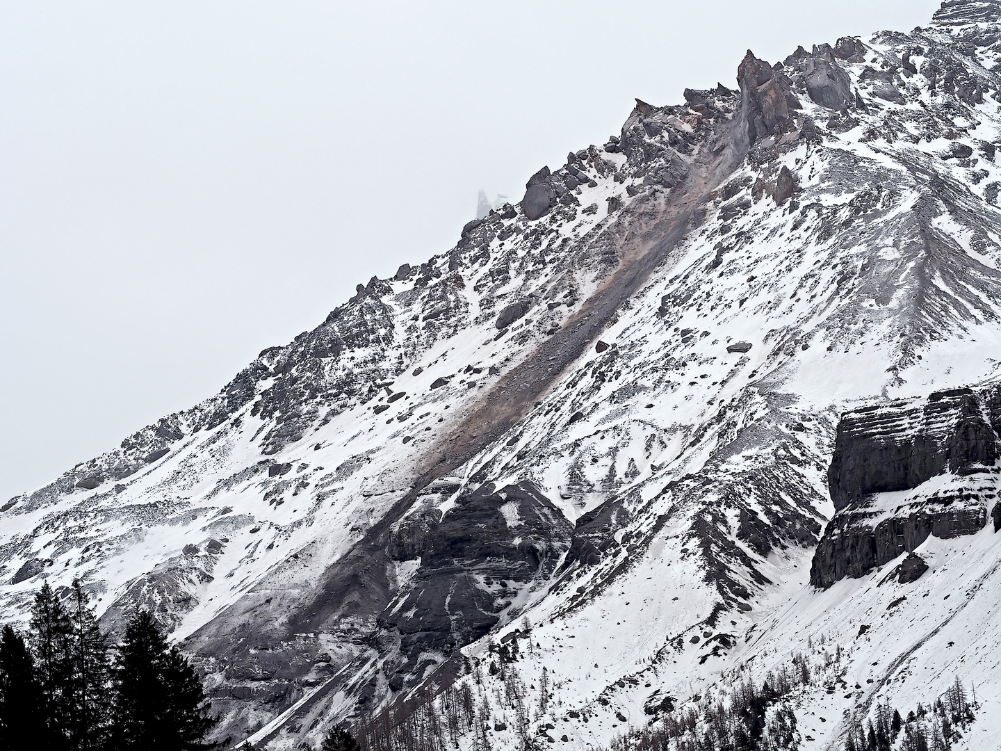 Der "Spitze Stein" in Kandersteg! 3. Foto - La Pointe en forme de dent est tombée ce matin même...