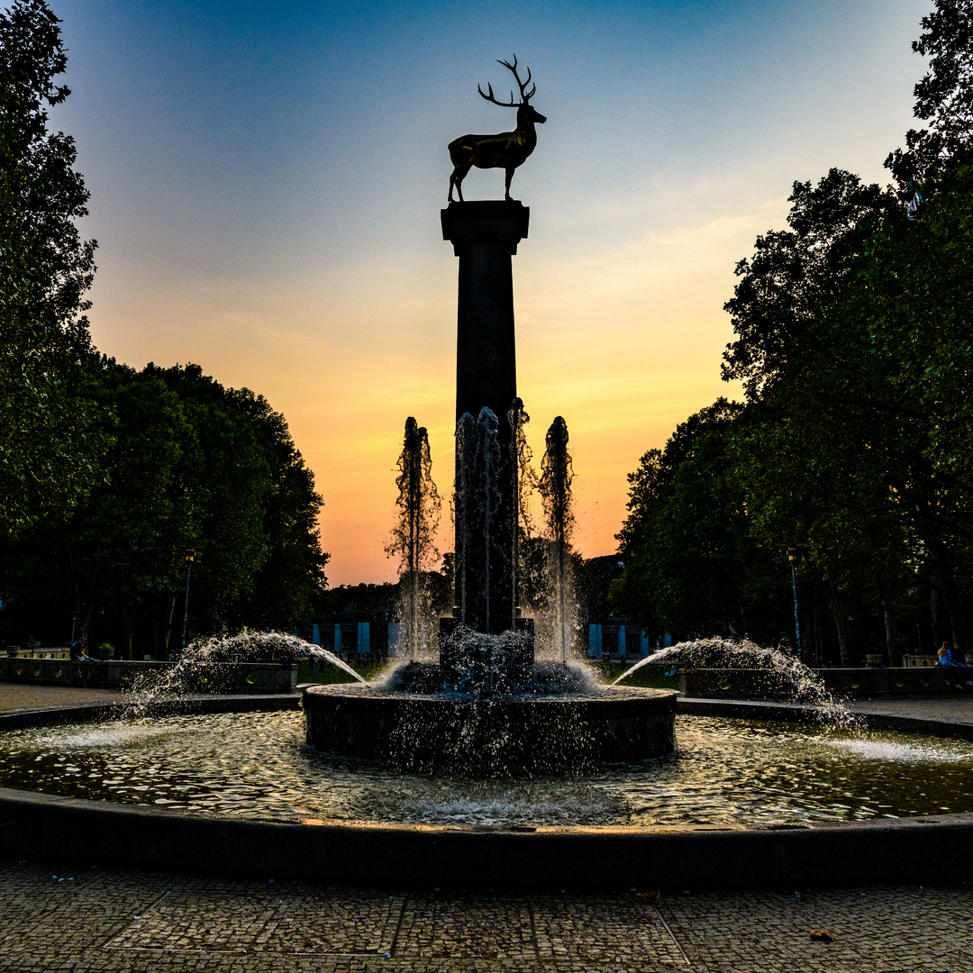 Der Springbrunnen mit dem Goldenen Hirschen im Volkspark Schöneberg-Wilmersdorf von Berlin