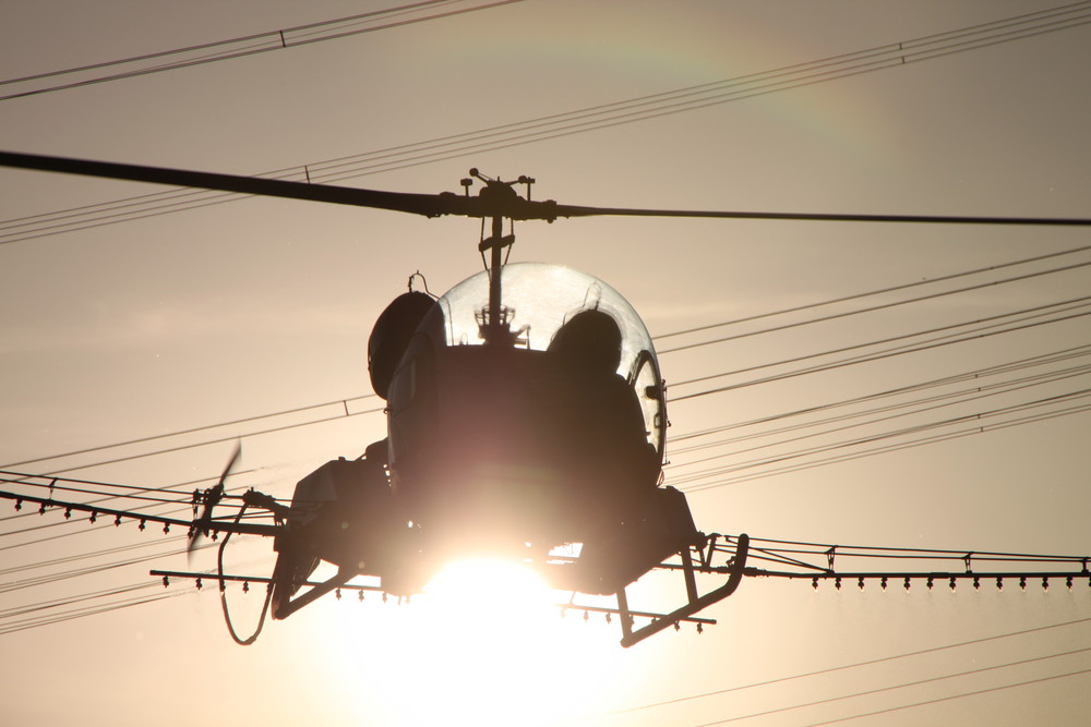 Der Spritzhubschrauber in der Abendsonne