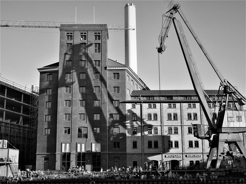 Der Stadthafen in Münster - Flechtheimspeicher mit Lastenkran und seinem Schatten