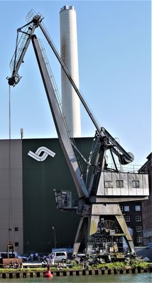 Der Stadthafen in Münster - Lastenkran mit Gebäudeteilen des Fernwärmeheizkraftwerkes im Sommer 2019