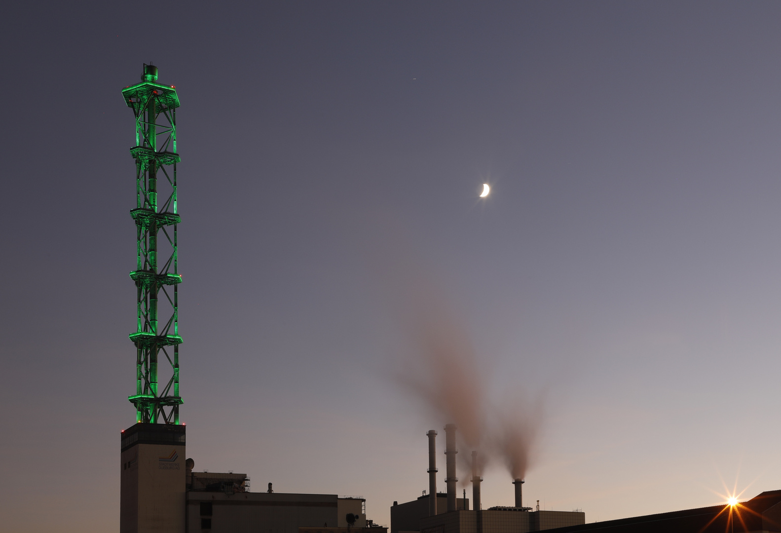 der Stadtwerketurm und der Mond ...