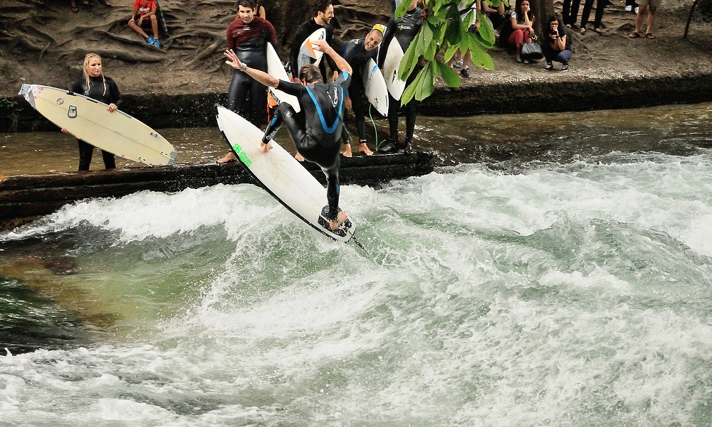 Der stärkste Bach im Englischen Garten in München ist der Eisbach, er ist eine...