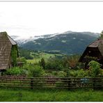 Der Stall, unser Haus und der Blick ins Tal