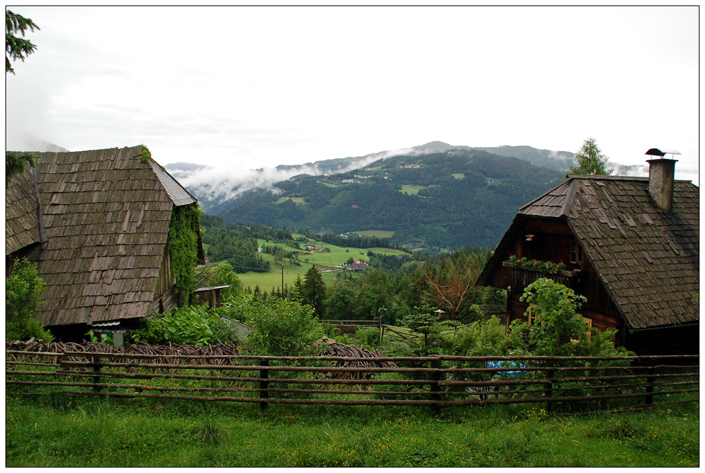 Der Stall, unser Haus und der Blick ins Tal