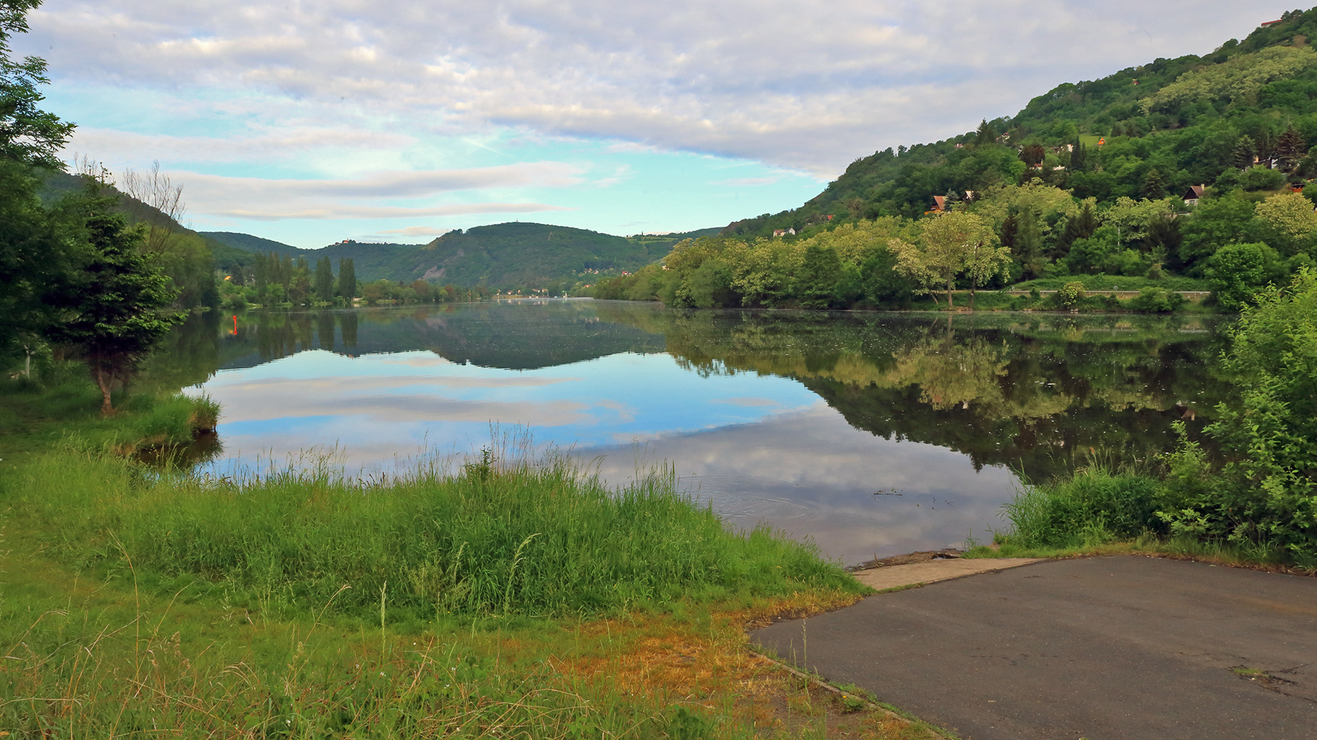 Der Stau der Labe (Elbe) in Tschechien mit Spiegelung im April 2023