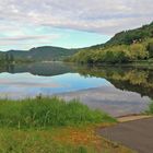 Der Stau der Labe (Elbe) in Tschechien mit Spiegelung im April 2023