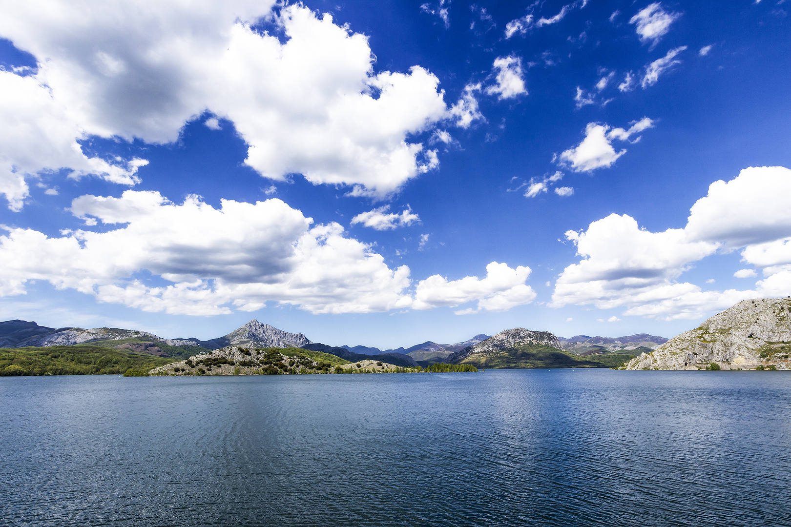 Der Stausee im norden Spaniens