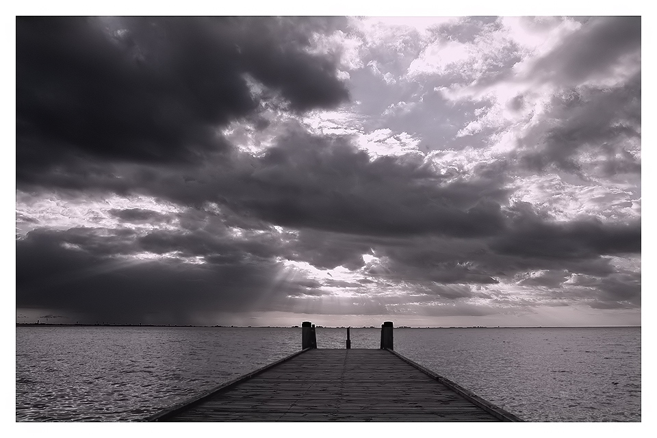 Der Steg, das Meer und Wolken......