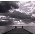 Der Steg, das Meer und Wolken......