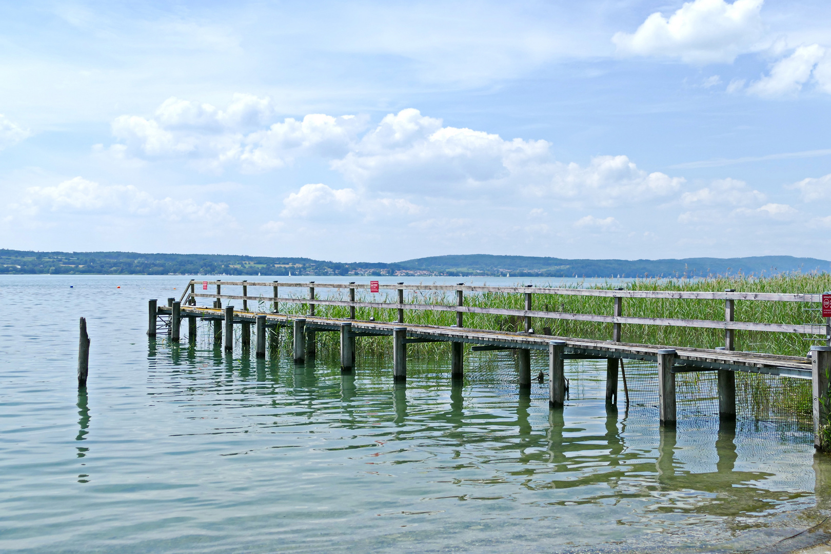 der Steg führt zum See