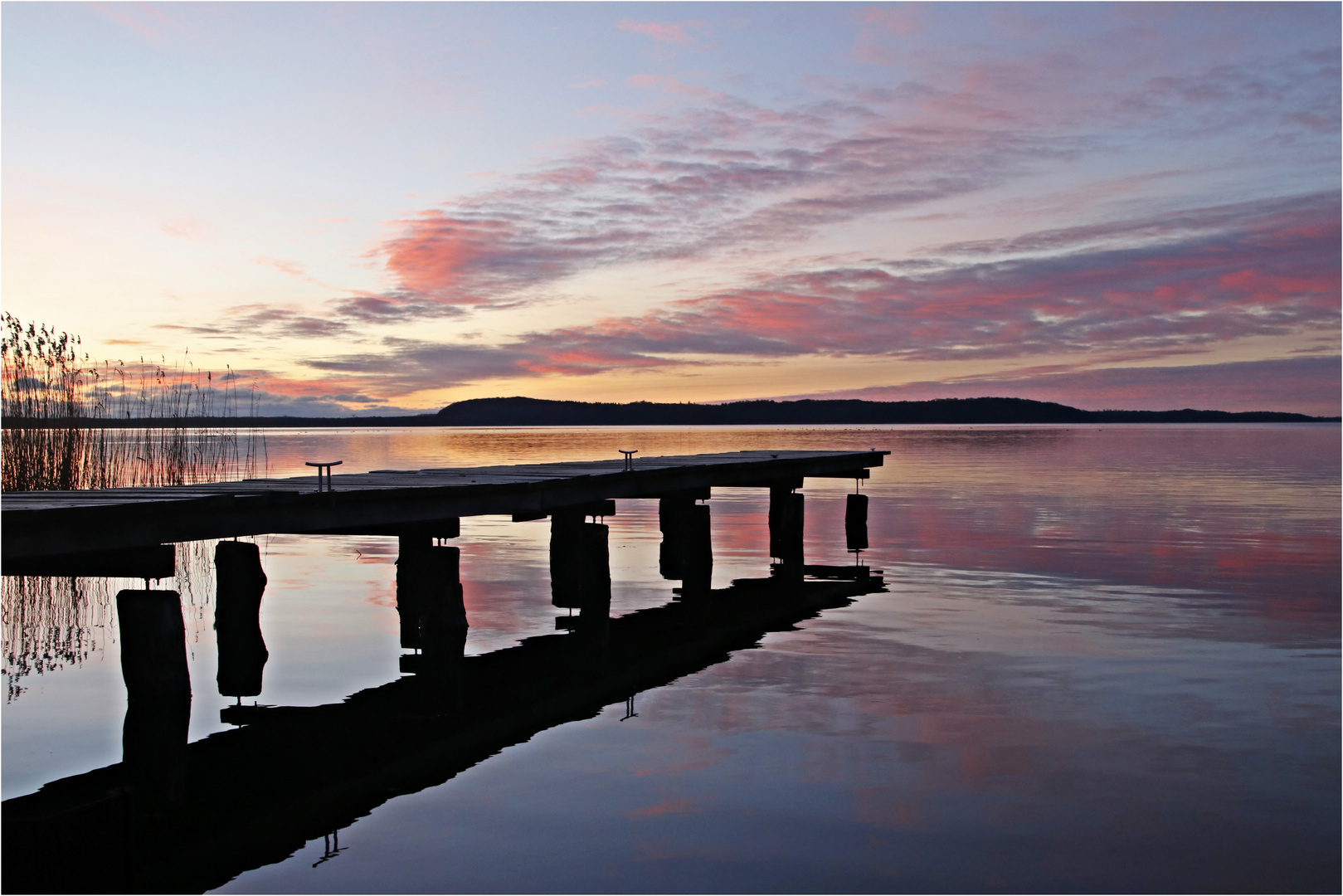 der Steg in denSonnenaufgang