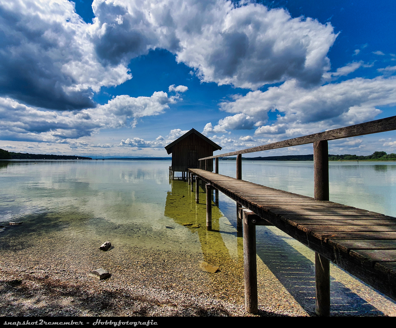 Der Steg zum Haus im See