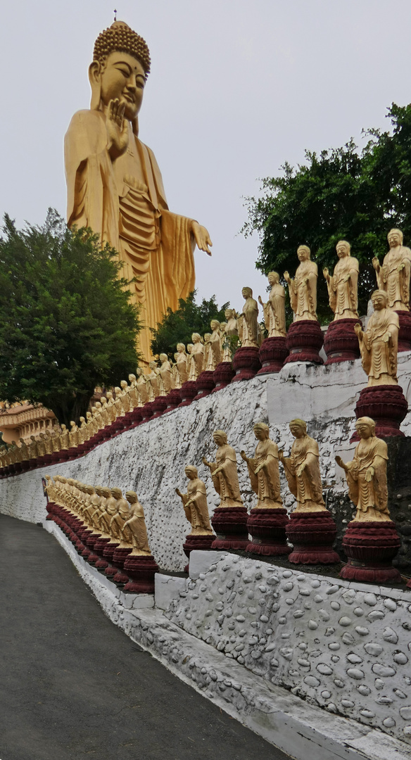 der stehende Große Buddha 