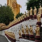 der stehende Große Buddha 
