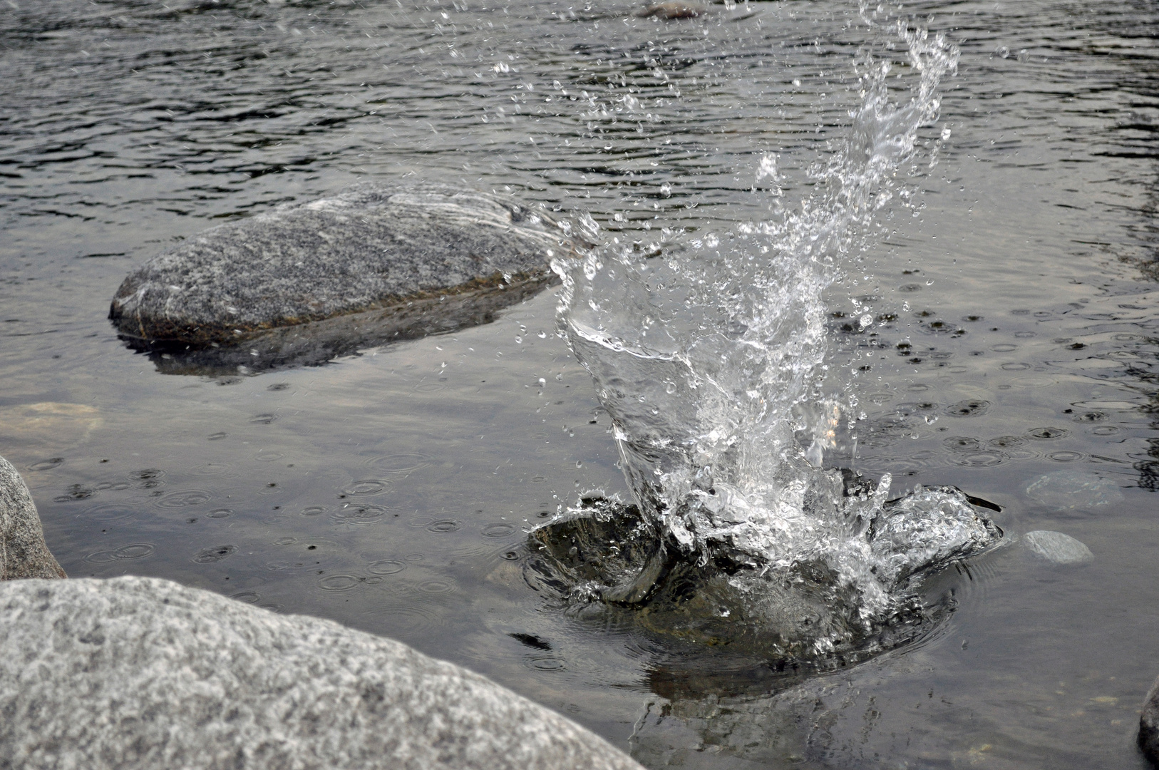 Der Stein fällt ins Wasser