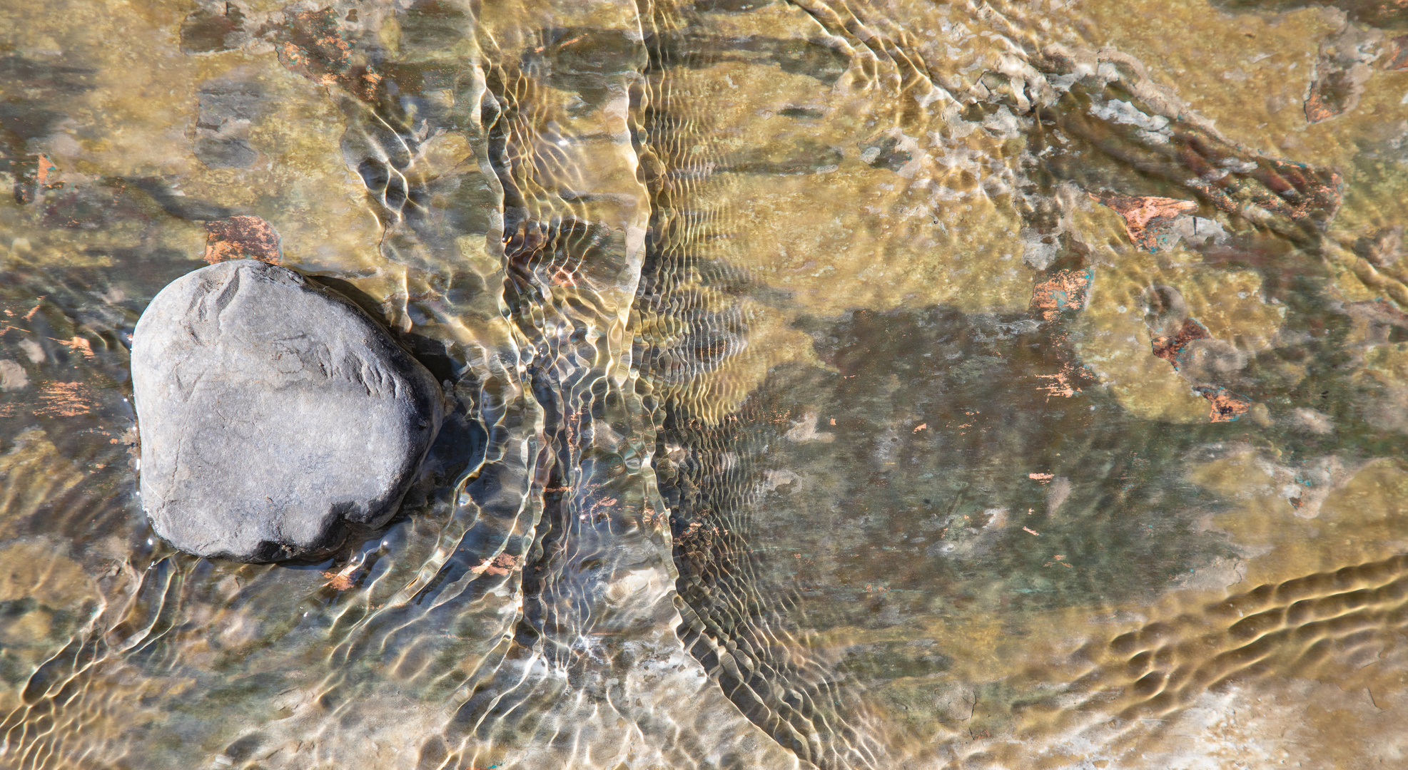 Der Stein schafft Stauwellen