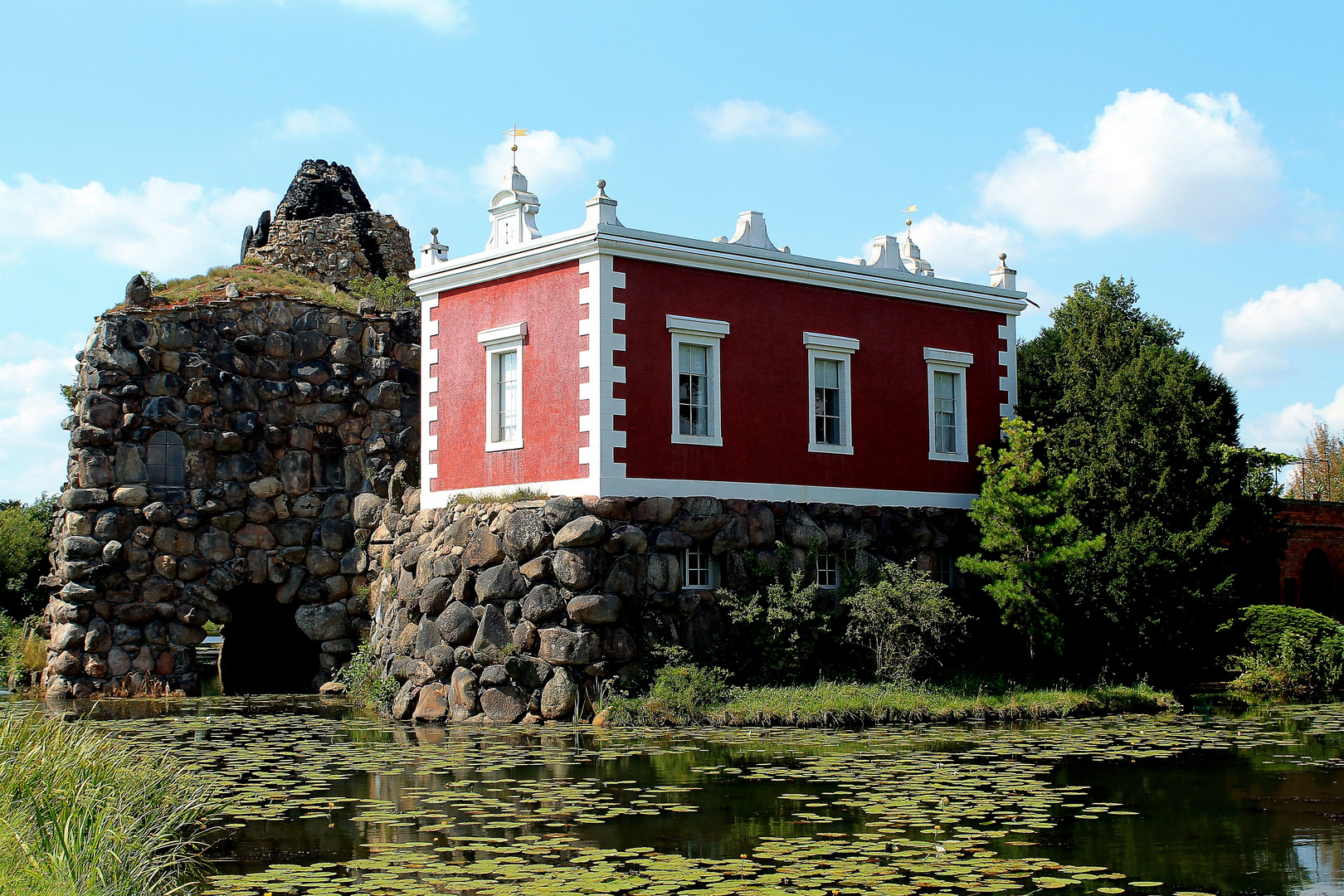 Der Stein und die Villa Hamilton im Wörlitzer Park (Top 100 bei "Wiki Loves Monuments 2014")