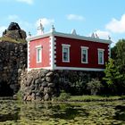 Der Stein und die Villa Hamilton im Wörlitzer Park (Top 100 bei "Wiki Loves Monuments 2014")