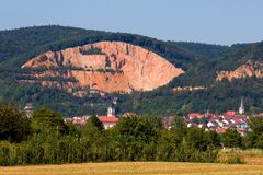 Der Steinbruch über..