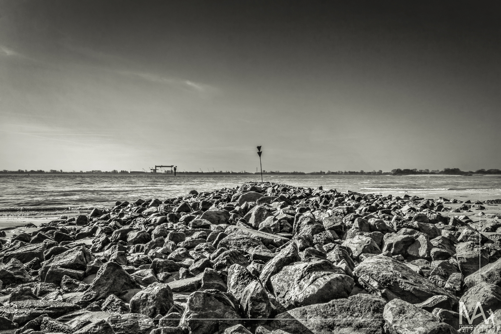 der steinige Weg am Falkensteiner Ufer an der Elbe