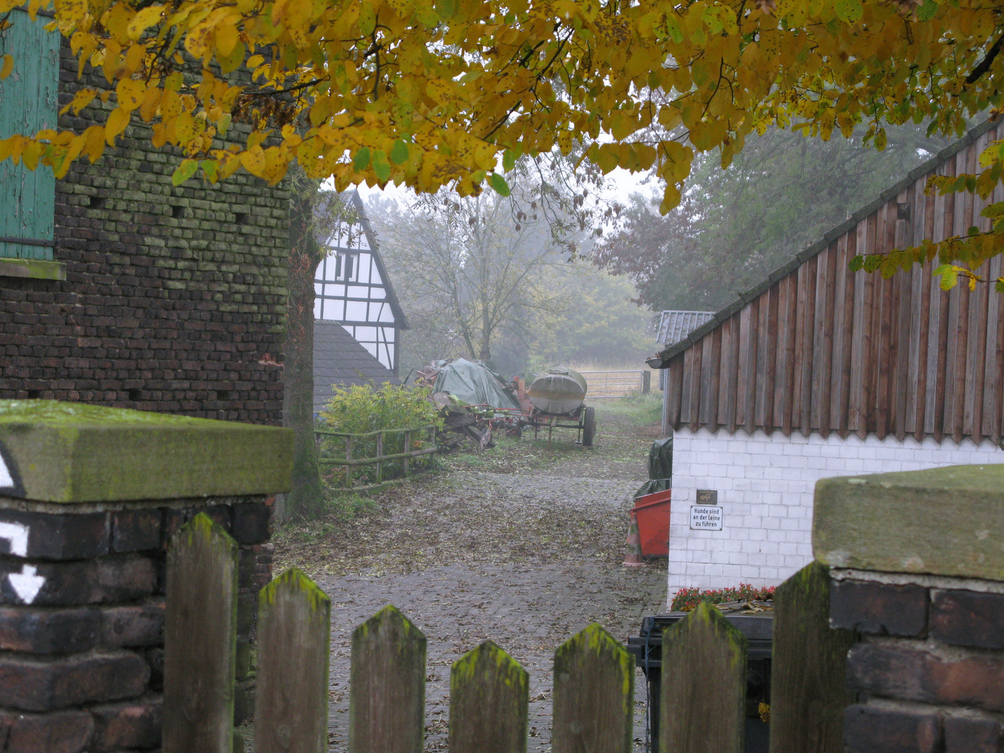 Der stille Bauernhof im Herbst