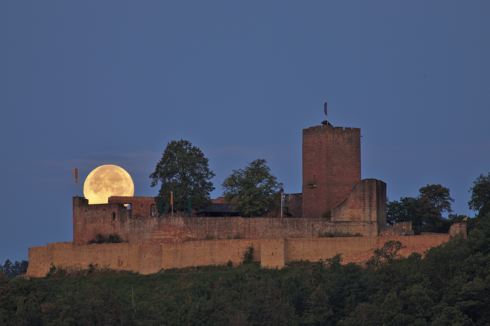 Der Störmond schaut durchs Fenster