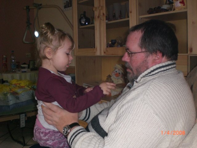 Der Stolze Opa Gerold mit seiner Enkeltochter Allina