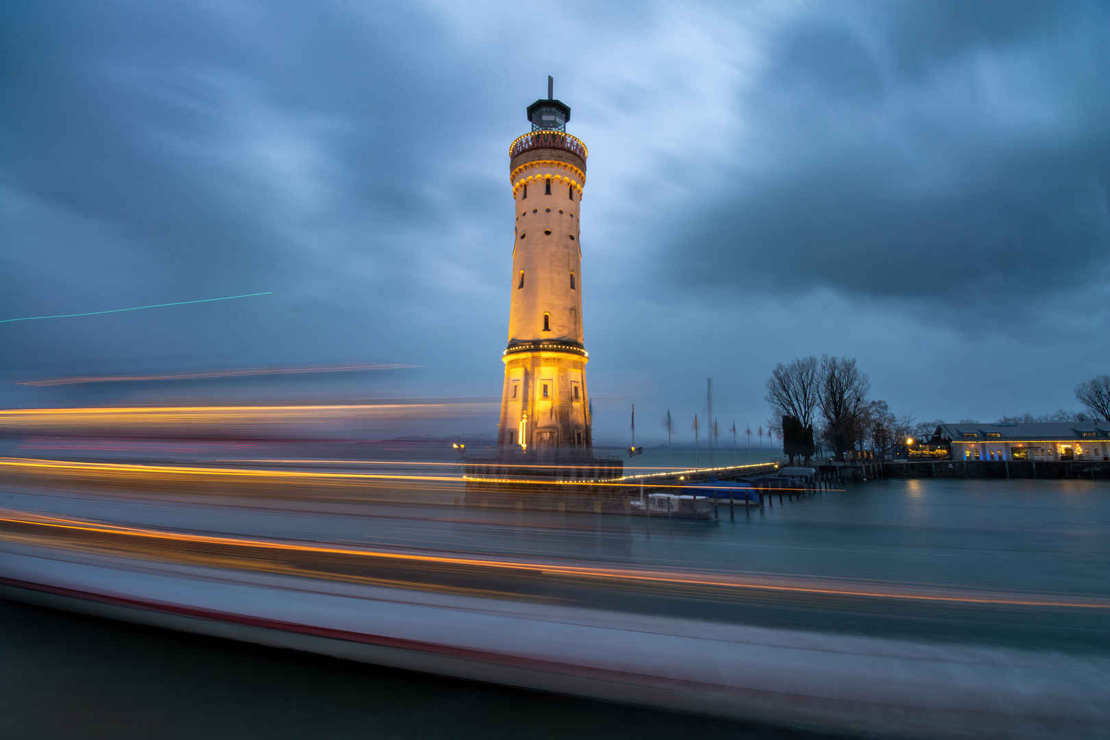 "Der strahlende Leuchtturm von Lindau: Ein Symbol am Bodensee"