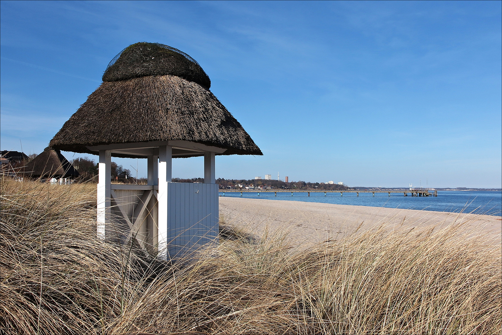 Der Strand bei Haffkrug...noch ohne Strandkörbe, aber mit viel Ruhe beim Spaziergang am Wasser