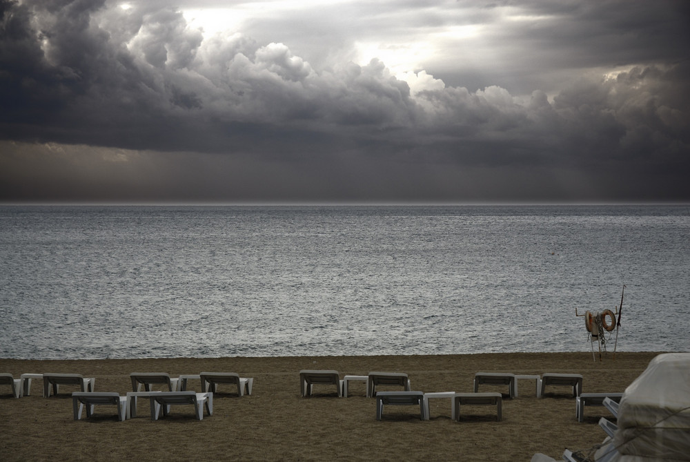 Der Strand, das Meer, der Himmel - verlassen