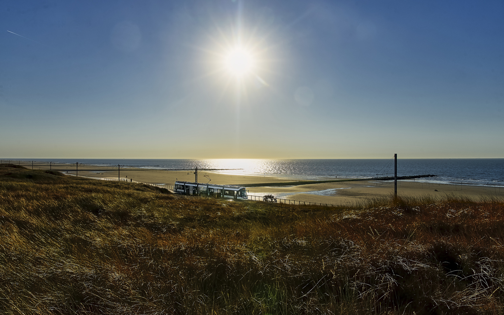 Der Strand, das Meer und die Kusttram..