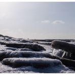 der Strand unter Eis und Schnee