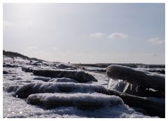 der Strand unter Eis und Schnee