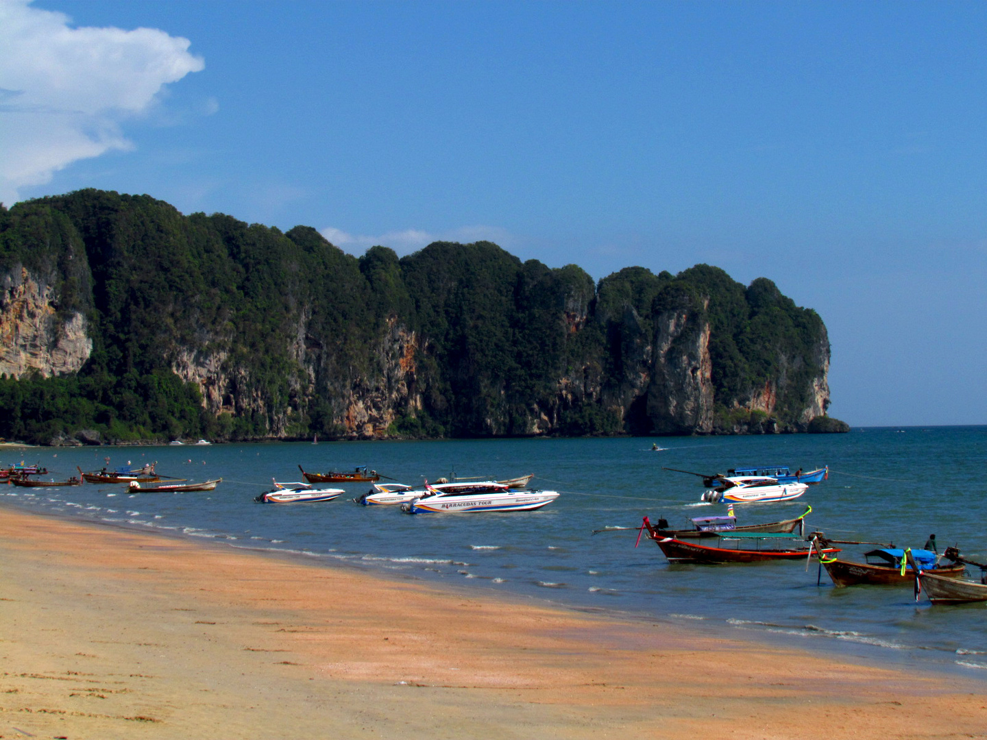 Der Strand von Ao Nang in der thailändischen Provinz Krabi