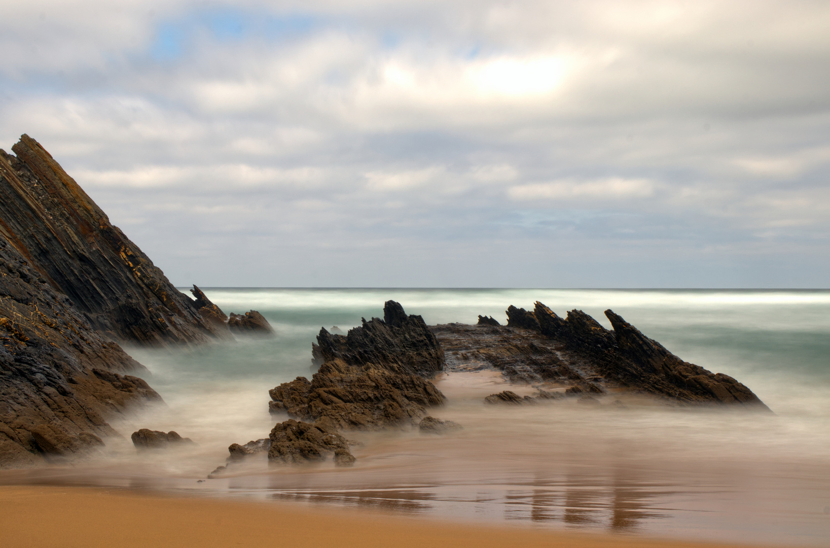 Der Strand von Carvalhal in der Region Alentejo in Portugal