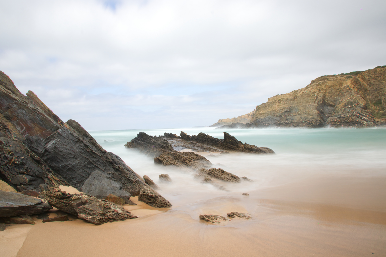 Der Strand von Carvalhal in Portugal