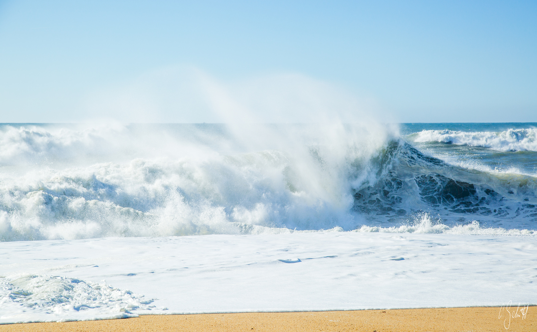 Der Strand von Nazaré an einem ruhigen Tag