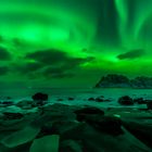 Der Strand von Uttakleiv wird von einer wunderschönen Aurora beleuchtet