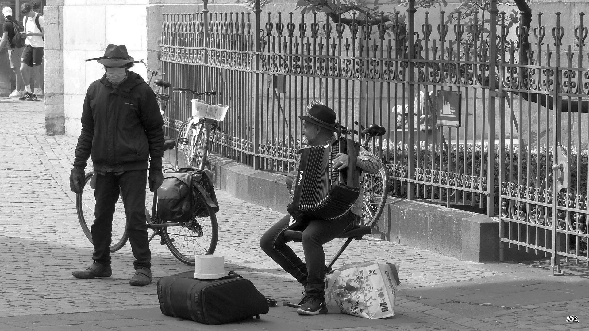 Der Straßenmusiker und  ...........