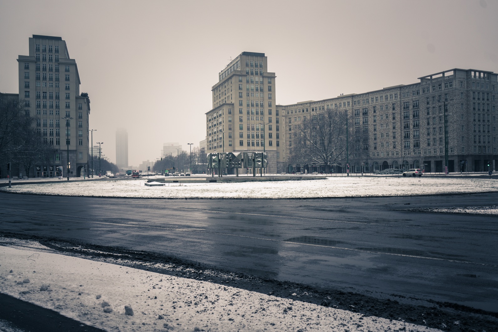 Der Strausberger Platz an einem Wintermorgen