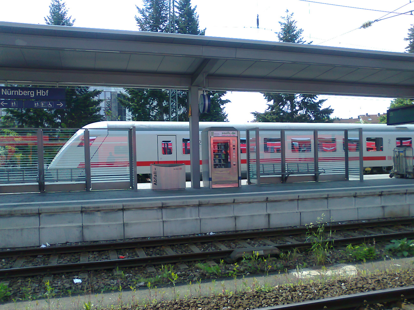 Der Streifen-ICE mit Spiegelungen in den Fenstern 14.05.2015 Nbg Hbf