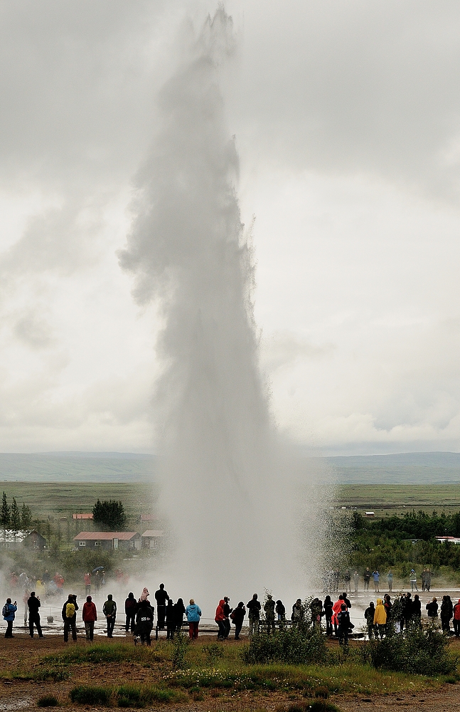 Der Strokkur (deutsch Butterfass) ist ein Geysir in Island. Seine Ausbrüche erfolgen regelmäßig im..