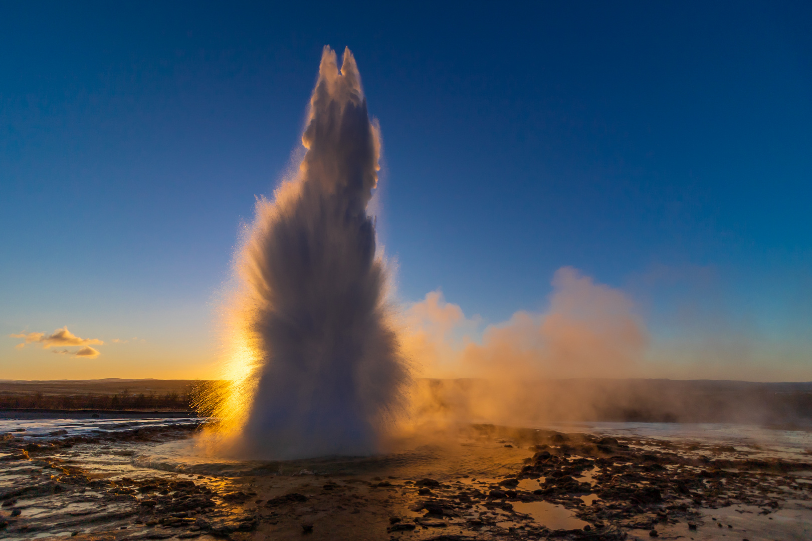 Der Strokkur-Geysir im Sonnen-Aufgang