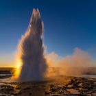 Der Strokkur-Geysir im Sonnen-Aufgang