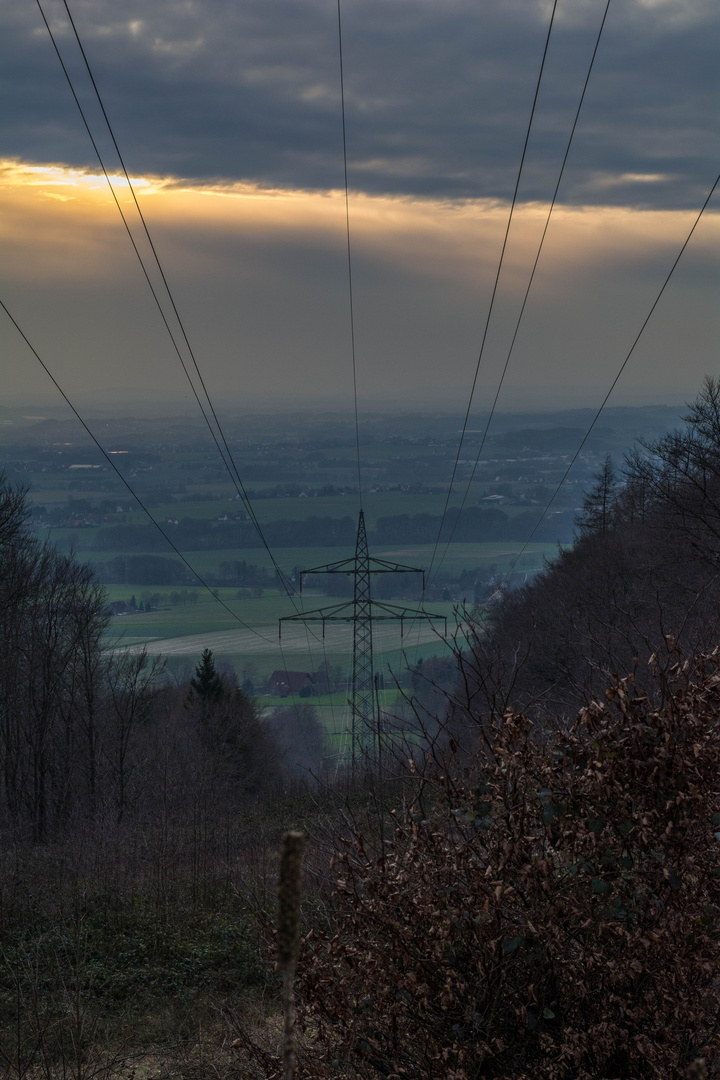 Der Strom fließt über das Wiehengebirge